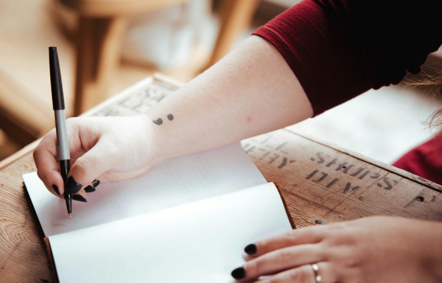 Analiză financiară detaliată pe laptop cu documente și grafice